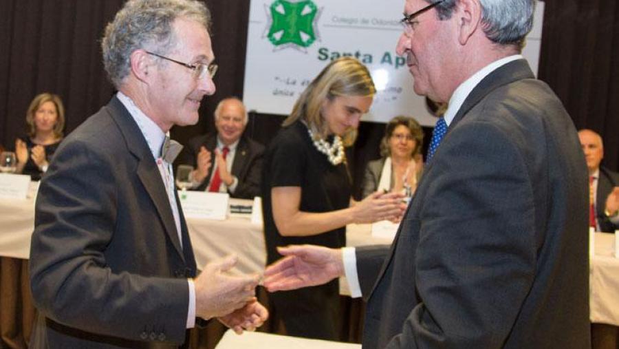 Ángel Carracedo, nomeado membro de honra do Colexio de Odontólogos da Coruña Ángel Carracedo, nomeado membro de honra do Colexio de Odontólogos da Coruña