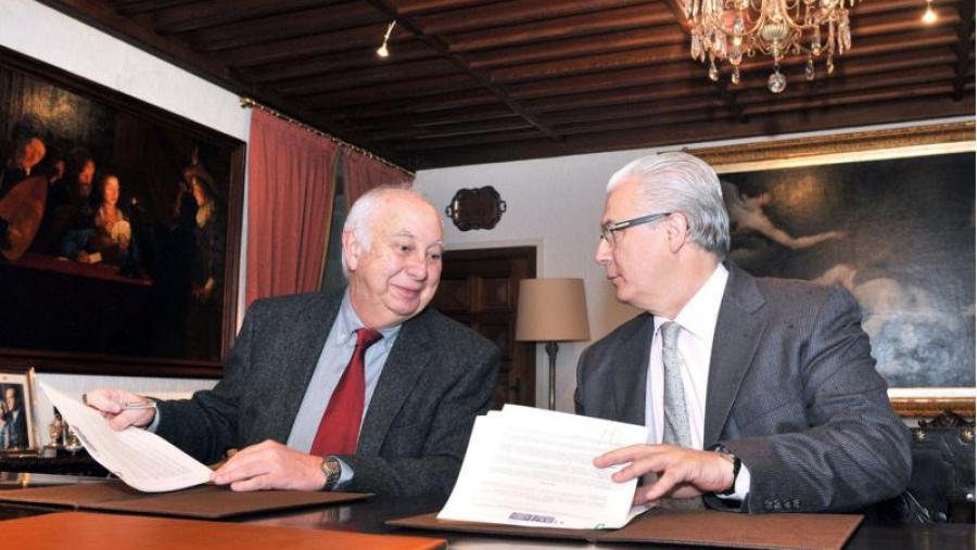 Juan Casares e Baltasar Garzón asinaron o convenio marco nun acto en San Xerome. Foto: Santi Alvite Juan Casares e Baltasar Garzón asinaron o convenio marco nun acto en San Xerome. Foto: Santi Alvite