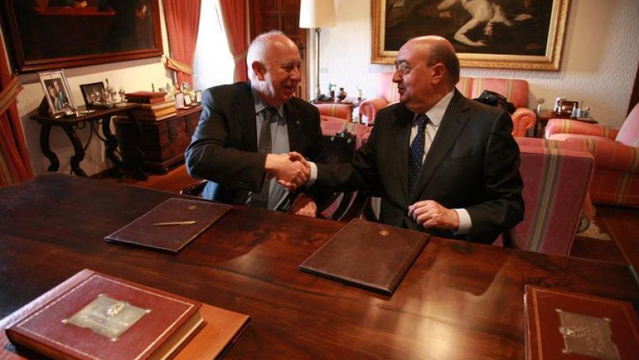O reitor e o presidente José L. Fondo Aguiar no acto protocolario de sinatura do acordo. Foto: Servimav-USC O reitor e o presidente José L. Fondo Aguiar no acto protocolario de sinatura do acordo. Foto: Servimav-USC