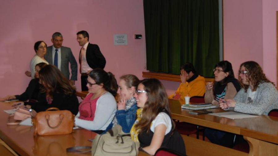 Montse Orta, García Herradón e Fernando Varela, con estudantes na presentacón do programa de bolsas no estranxeiro da Fundación Barrié en Veterinaria Montse Orta, García Herradón e Fernando Varela, con estudantes na presentacón do programa de bolsas no estranxeiro da Fundación Barrié en Veterinaria