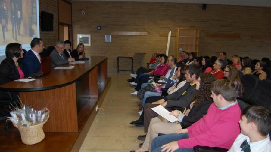Cerimonia de entrega de diplomas ás persoas que participaron no proxecto 'Abrimos unha fiestra ao mundo para TI(C)' Cerimonia de entrega de diplomas ás persoas que participaron no proxecto 'Abrimos unha fiestra ao mundo para TI(C)'