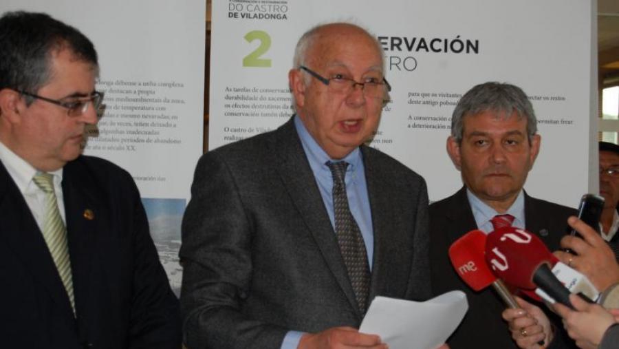 O reitor Juan Casares lee o comunicado entre os vicerreitores Pablo Ramil (esquerda) e Pedro García Herradón O reitor Juan Casares lee o comunicado entre os vicerreitores Pablo Ramil (esquerda) e Pedro García Herradón