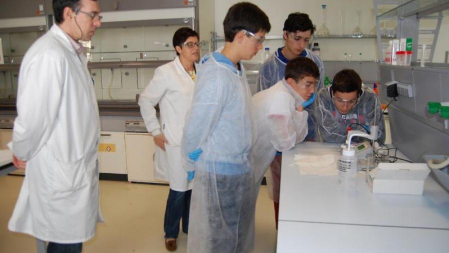 Estudantes de secundaria fan prácticas nos laboratorios de Ciencias en presencia de profesores da facultade Estudantes de secundaria fan prácticas nos laboratorios de Ciencias en presencia de profesores da facultade
