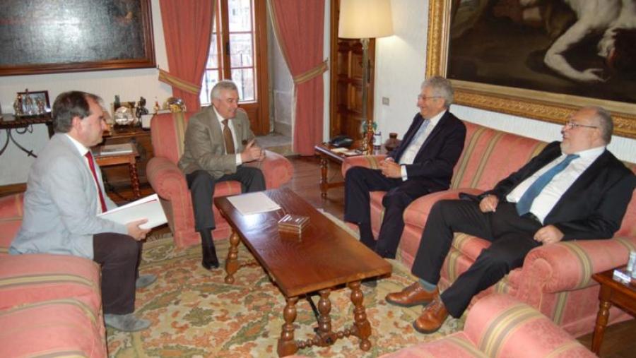 O reitor Juan Viaño no centro da imaxe, xunto a Rubén C. Lois (á esquerda), no encontro con Richard B. Davies e Mike Sullivan en San Xerome O reitor Juan Viaño no centro da imaxe, xunto a Rubén C. Lois (á esquerda), no encontro con Richard B. Davies e Mike Sullivan en San Xerome