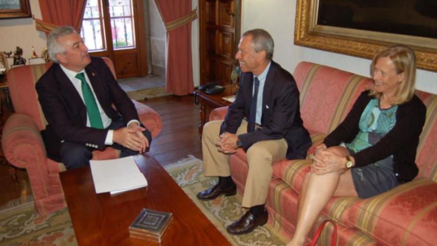 Juan Viaño recibiu a Manuel de la Cámara no despacho reitoral Juan Viaño recibiu a Manuel de la Cámara no despacho reitoral