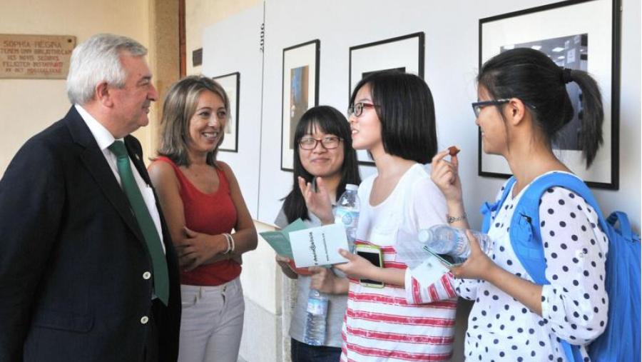 En primeiro termo o reitor Juan Viaño xunto a concelleira Mª José Corral charlan con alumnas que acudiron ao acto de benvida. Foto: Santi Alvite En primeiro termo o reitor Juan Viaño xunto a concelleira Mª José Corral charlan con alumnas que acudiron ao acto de benvida. Foto: Santi Alvite