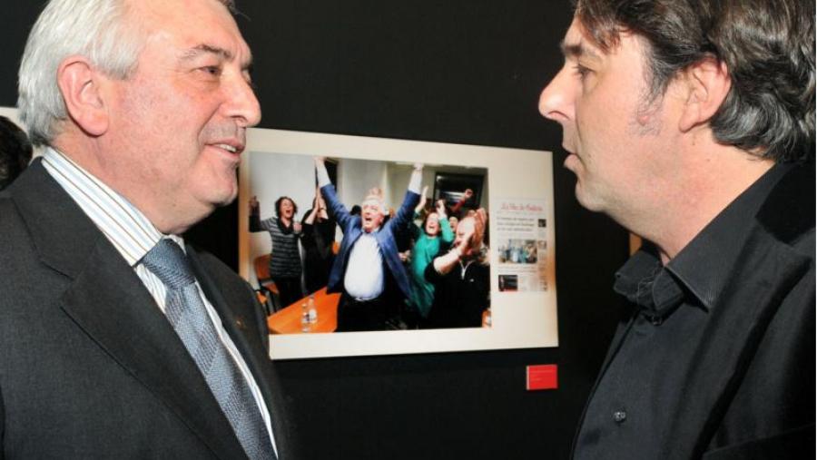 Juan Viaño conversa con Xoán Soler diante da foto do momento da súa elección como reitor Juan Viaño conversa con Xoán Soler diante da foto do momento da súa elección como reitor