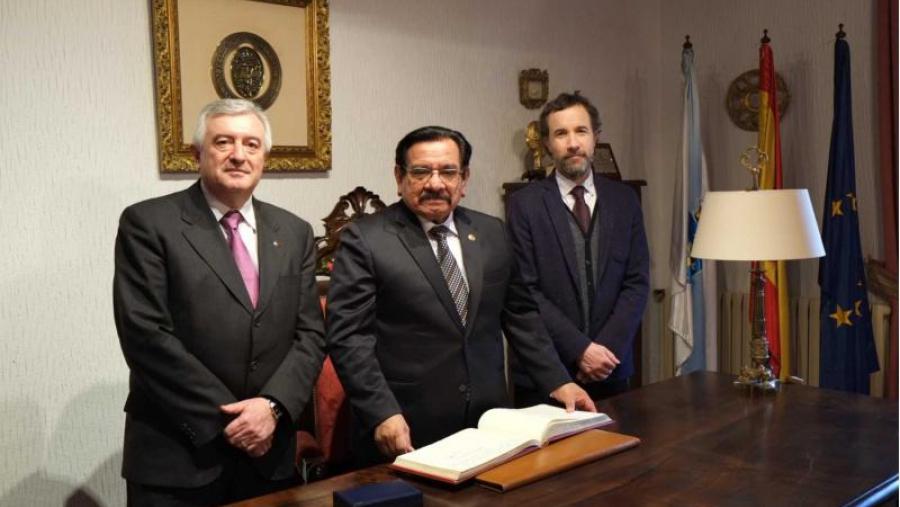 De esquerda a dereita, os reitores Juan Viaño e Alejandro Encinas e o vicerreitor de Internacionalización da USC, Alberto Salgado (Foto: SERVIMAV) De esquerda a dereita, os reitores Juan Viaño e Alejandro Encinas e o vicerreitor de Internacionalización da USC, Alberto Salgado (Foto: SERVIMAV)