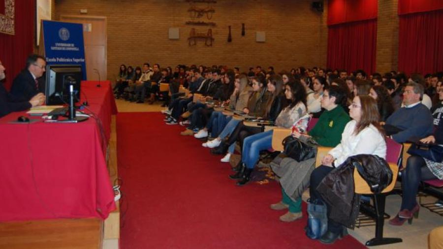 López e Bueno, na recepción de estudantes preuniversitarios no salón de actos da Escola Politécnica Superior López e Bueno, na recepción de estudantes preuniversitarios no salón de actos da Escola Politécnica Superior