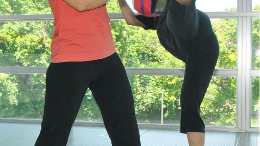 En marzo e abril, as clases celébranse de 13.00 a 14.00 horas na sala de artes marciais do Estadio de Atletismo En marzo e abril, as clases celébranse de 13.00 a 14.00 horas na sala de artes marciais do Estadio de Atletismo