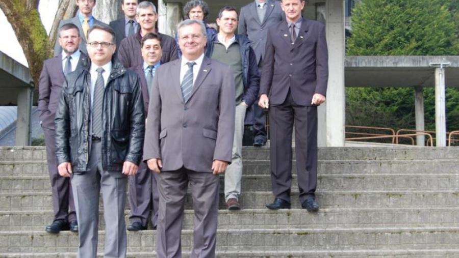 Javier Bueno e membros do equipo de dirección da EPS coa delegación da Universidade do Paraná Javier Bueno e membros do equipo de dirección da EPS coa delegación da Universidade do Paraná