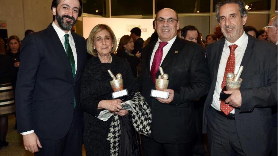 O presidente do COF da Coruña, Héctor Castro; a decana de Farmacia da USC, Isabel Sández; o presidente de Cofano, Manuel Muradás; e o presidente de Cofaga, Miguel Reviejo. Foto: Correo Farmacéutico... O presidente do COF da Coruña, Héctor Castro; a decana de Farmacia da USC, Isabel Sández; o presidente de Cofano, Manuel Muradás; e o presidente de Cofaga, Miguel Reviejo. Foto: Correo Farmacéutico...