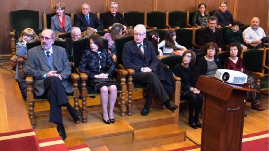 En primeiro termo e dende a esquerda, os docentes que recolleron o Sarmiento de Honra Joaquín Díaz de Bustamante, Herminia García Ruso e José Cajide Val (Foto: SERVIMAV) En primeiro termo e dende a esquerda, os docentes que recolleron o Sarmiento de Honra Joaquín Díaz de Bustamante, Herminia García Ruso e José Cajide Val (Foto: SERVIMAV)