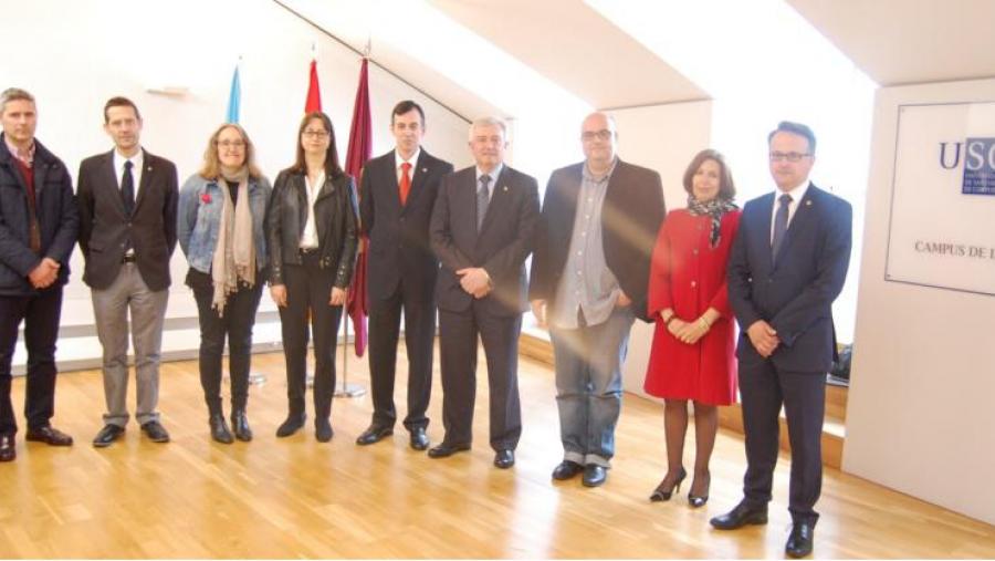 Ageitos, no centro, acompañado do reitor Juan Viaño, membros do seu equipo decanal e do goberno da USC