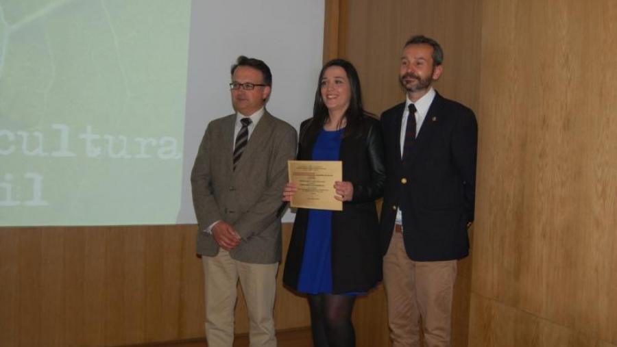 A galardoada Lucía Díaz, entre Bueno e Calaza A galardoada Lucía Díaz, entre Bueno e Calaza