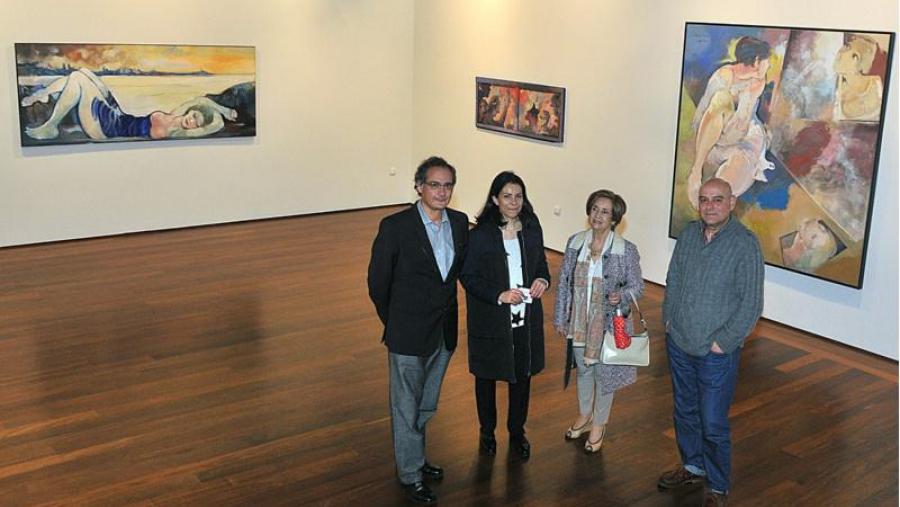 A viúva de Felipe Criado, Mercedes Boado, e o fillo posan diante da obra cos responsables da área de Cultura da USC, Pablo Sampedro e Mercedes Rosón (Foto: Santi Alvite) A viúva de Felipe Criado, Mercedes Boado, e o fillo posan diante da obra cos responsables da área de Cultura da USC, Pablo Sampedro e Mercedes Rosón (Foto: Santi Alvite)