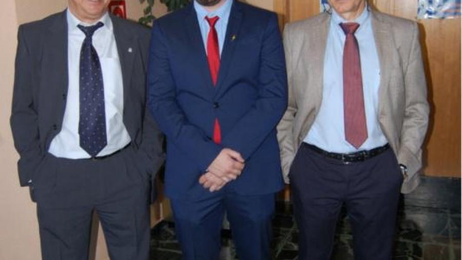 Andrés Crespo, entre os directores do traballo José M. Cifuentes e Luis Miguel Botana (dereita) Andrés Crespo, entre os directores do traballo José M. Cifuentes e Luis Miguel Botana (dereita)