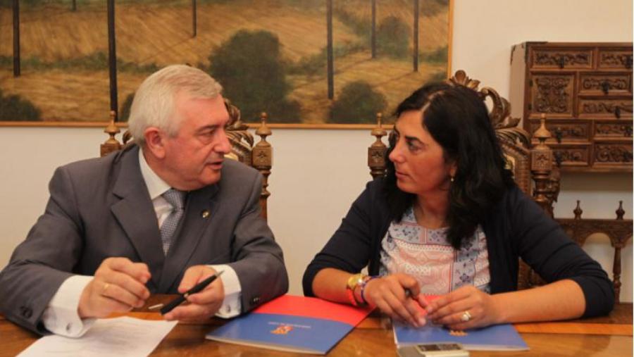 Elena Candia e Juan Viaño durante o acto protocolario de sinatura dos dous convenios. Foto: Deputación de Lugo Elena Candia e Juan Viaño durante o acto protocolario de sinatura dos dous convenios. Foto: Deputación de Lugo