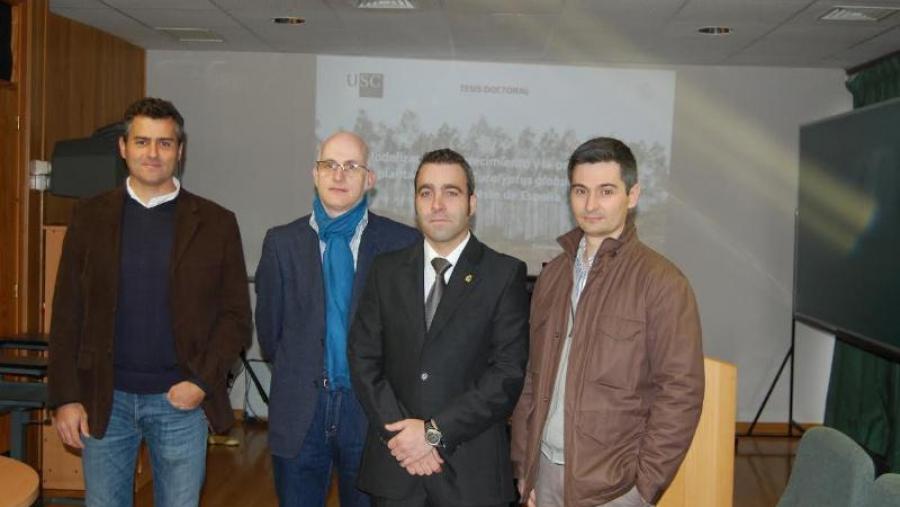 Juan Daniel Garcia Villabrille, segundo pola dereita, cos directores da súa tese de doutoramento Juan Daniel Garcia Villabrille, segundo pola dereita, cos directores da súa tese de doutoramento