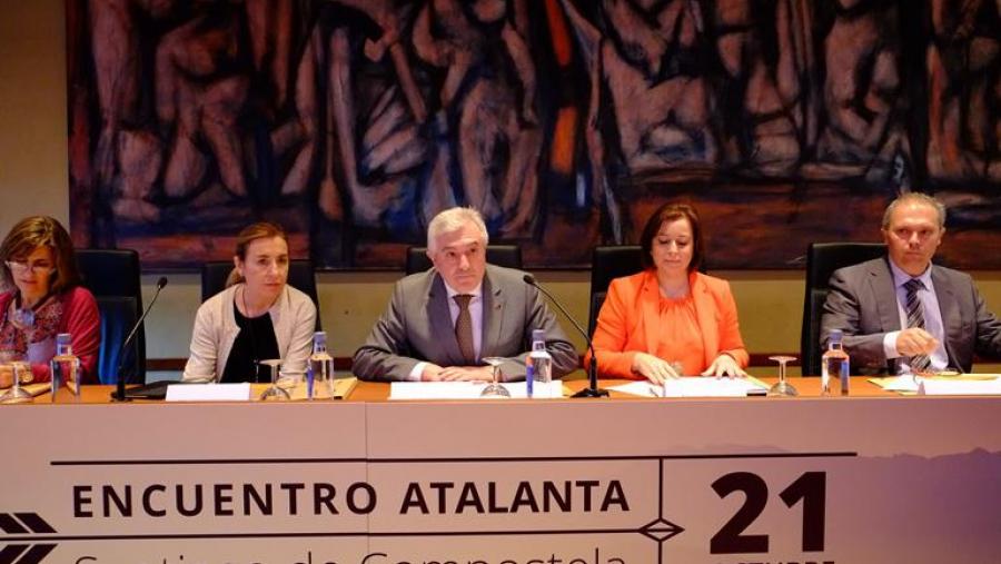O reitor, no centro da imaxe, presidiu a inauguración de Atalanta nun acto no que tamén participaron Rosa Urbón Izquierdo e Susana López Abella. Foto: Servimav-USC O reitor, no centro da imaxe, presidiu a inauguración de Atalanta nun acto no que tamén participaron Rosa Urbón Izquierdo e Susana López Abella. Foto: Servimav-USC