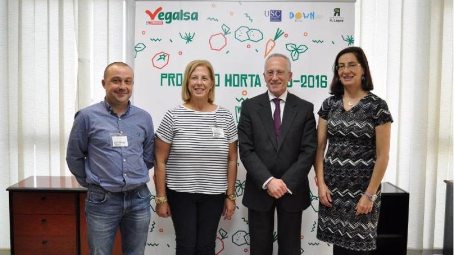 Dolores Vázquez, á dereita, con representantes de Eroski, Down Coruña e produtores hortícolas Dolores Vázquez, á dereita, con representantes de Eroski, Down Coruña e produtores hortícolas