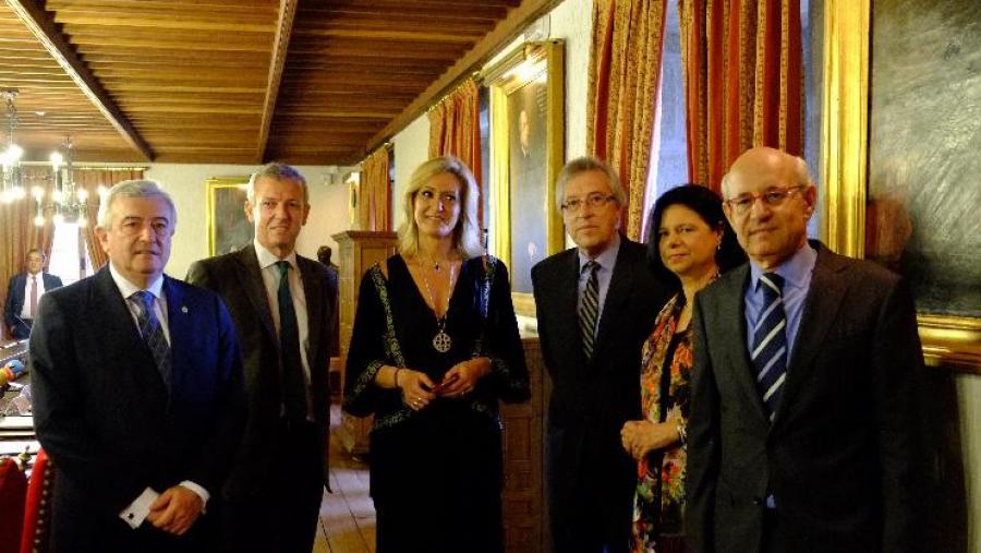 De esquerda a dereita, Juan Viaño, Alfonso Rueda, Raquel Castillejo, Miguel Cadenas, Lourdes Noya e Fernando Suances (Foto: SERVIMAV-USC) De esquerda a dereita, Juan Viaño, Alfonso Rueda, Raquel Castillejo, Miguel Cadenas, Lourdes Noya e Fernando Suances (Foto: SERVIMAV-USC)
