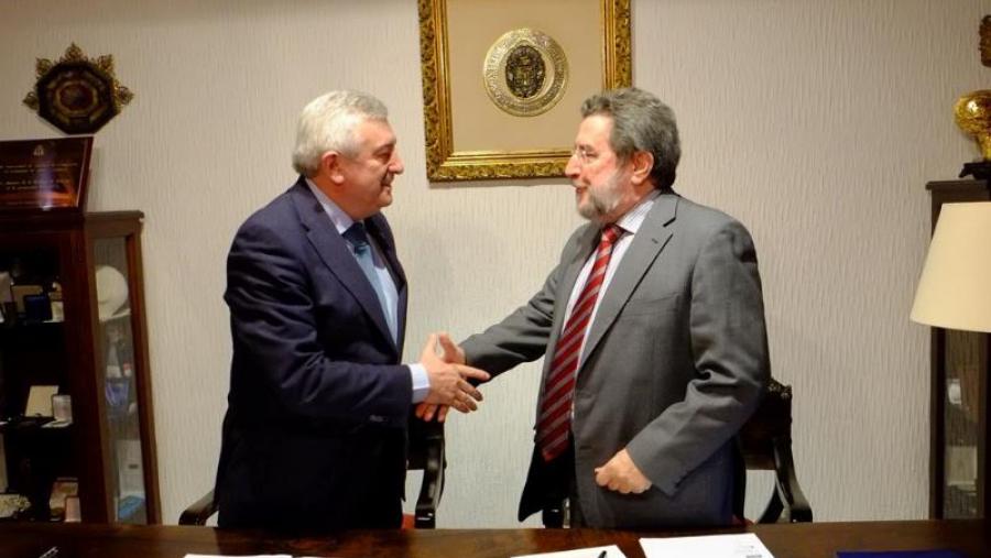 O reitor Juan Viaño e Jordi Jordá asinaron o contrato nun acto procolario en San Xerome. Foto: Servimav-USC O reitor Juan Viaño e Jordi Jordá asinaron o contrato nun acto procolario en San Xerome. Foto: Servimav-USC