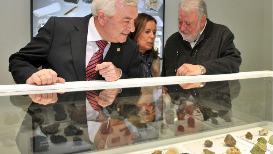 Joaquín Pardo explicoulle parte da mostra ao reitor Viaño e á directora do Museo, Mabel Fraga (Foto: Santi Alvite) Joaquín Pardo explicoulle parte da mostra ao reitor Viaño e á directora do Museo, Mabel Fraga (Foto: Santi Alvite)