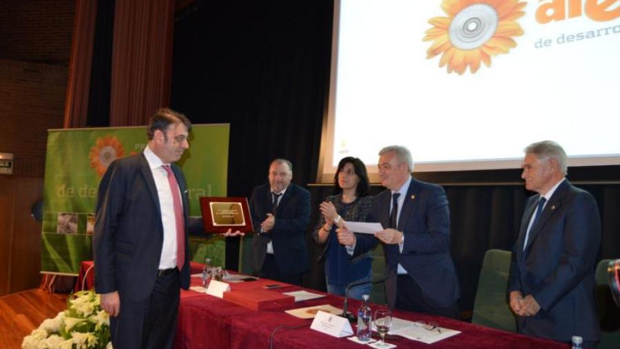 Severiano Ónega recibe o XVI Premio Aresa de mans do reitor Juan Viaño Severiano Ónega recibe o XVI Premio Aresa de mans do reitor Juan Viaño