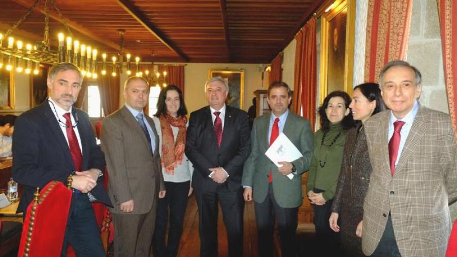 O reitor e o director xeral da Fundación, no centro rodeados dos promotores de Lentimed e integrantes de AVTE. Foto: Servimav-USC O reitor e o director xeral da Fundación, no centro rodeados dos promotores de Lentimed e integrantes de AVTE. Foto: Servimav-USC