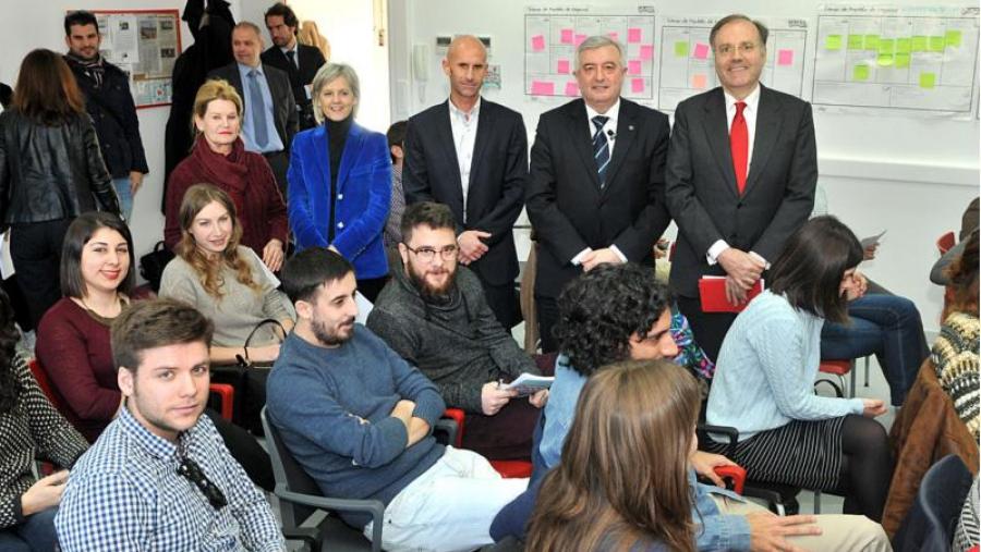 Juan Viaño, Pedro Alonso, Aurea López Tocino, Rafael Ruíz Bada e Covadonga Toca xunto con parte dos emprendeores seleccionados (Foto: Santi Alvite) Juan Viaño, Pedro Alonso, Aurea López Tocino, Rafael Ruíz Bada e Covadonga Toca xunto con parte dos emprendeores seleccionados (Foto: Santi Alvite)