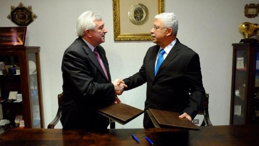 O convenio asinárono no despacho reitoral de San Xerome (Foto: SERVIMAV-USC) O convenio asinárono no despacho reitoral de San Xerome (Foto: SERVIMAV-USC)