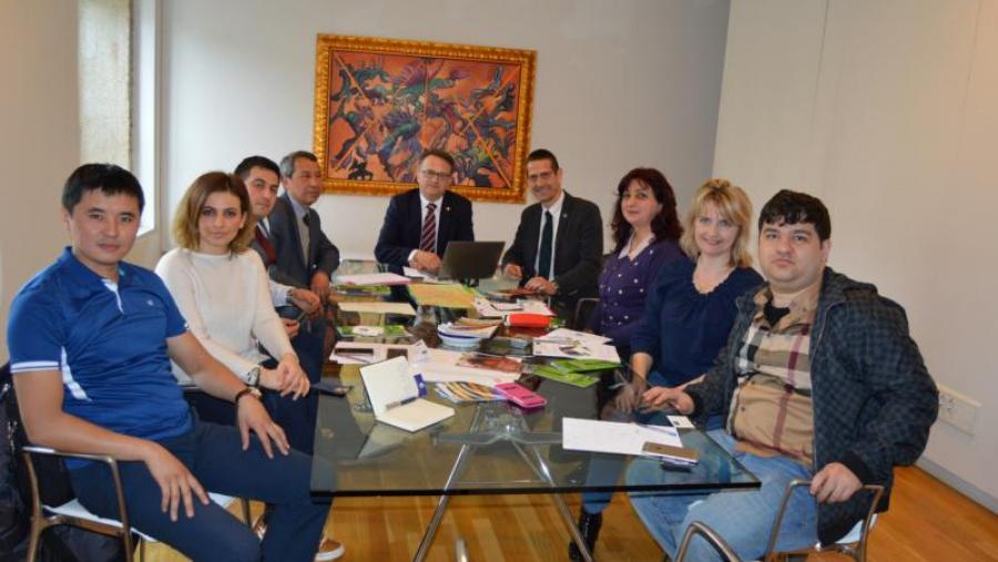 Bueno e Barreiro, no centro, cos representantes de universidades de países de Asia central Bueno e Barreiro, no centro, cos representantes de universidades de países de Asia central