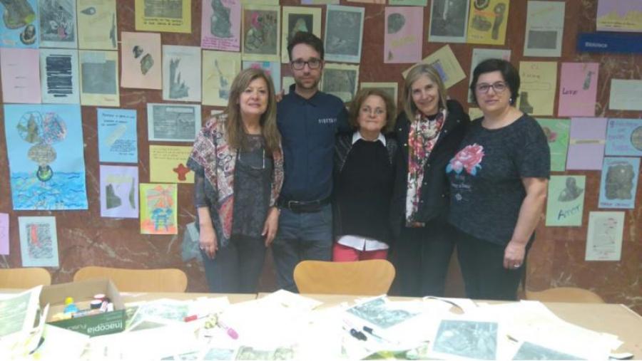 Pomotores da iniciativa, diante do collage resultante do obradoiro 'Un libro por unha idea', en Formación do Profesorado Pomotores da iniciativa, diante do collage resultante do obradoiro 'Un libro por unha idea', en Formación do Profesorado