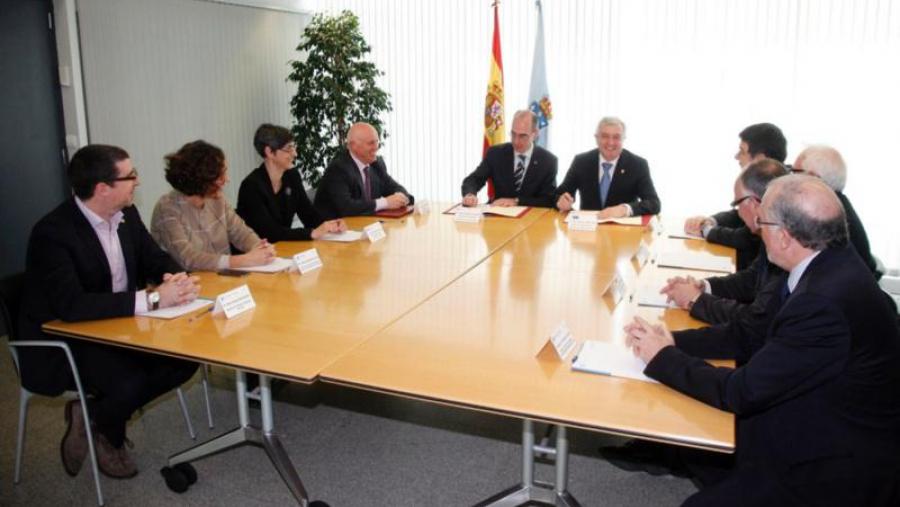 No centro da imaxe, o conselleiro e o reitor no acto de sinatura. Foto: Xunta de Galicia No centro da imaxe, o conselleiro e o reitor no acto de sinatura. Foto: Xunta de Galicia