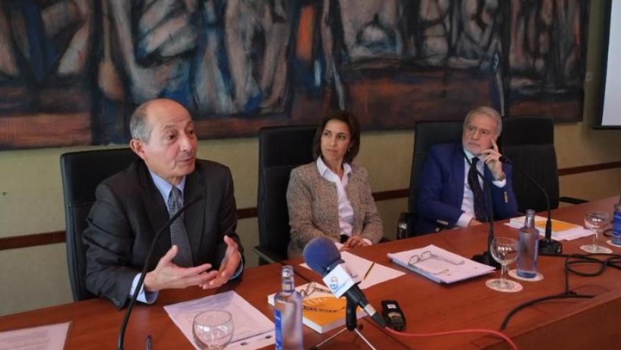 A Facultade de Ciencias Económicas e Empresariais e a delegación do Instituto Español de Analistas Financeiros en Galicia presentan o Anuario do Euro 2015 A Facultade de Ciencias Económicas e Empresariais e a delegación do Instituto Español de Analistas Financeiros en Galicia presentan o Anuario do Euro 2015