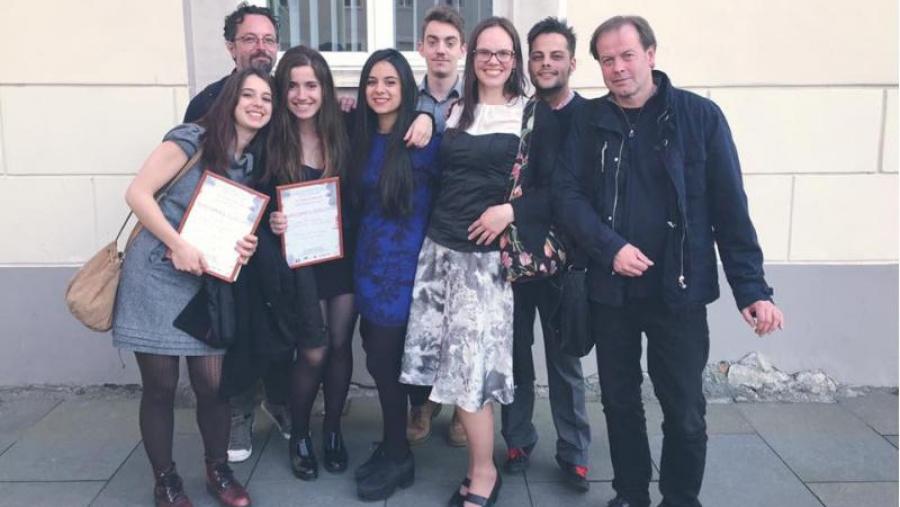 Integrantes da Aula de Teatro compostelá logo de recoller o premio do Festival de Vilnius. Foto: Aula de Teatro da USC Integrantes da Aula de Teatro compostelá logo de recoller o premio do Festival de Vilnius. Foto: Aula de Teatro da USC