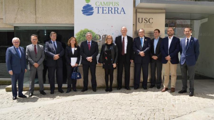Viaño, no centro, cos membros do comité asesor externo do Campus Terra, vicerreitores do campus de Lugo e a subdirectora Xeral de Promoción Científica e Tecnolóxica Universitaria da Xunta Viaño, no centro, cos membros do comité asesor externo do Campus Terra, vicerreitores do campus de Lugo e a subdirectora Xeral de Promoción Científica e Tecnolóxica Universitaria da Xunta