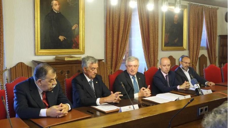 De esquerda a dereita, Ramón Lorenzo Esperante (da Fundación hospitalaria), Alberto Lens Tuero, Juan Viaño, Francisco Javier Pereira e Jesús Varela Mallou. Foto. Servimav-USC De esquerda a dereita, Ramón Lorenzo Esperante (da Fundación hospitalaria), Alberto Lens Tuero, Juan Viaño, Francisco Javier Pereira e Jesús Varela Mallou. Foto. Servimav-USC