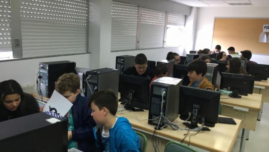 A profesora Elena Vázquez explica en institutos galegos a súa experiencia como matemática A profesora Elena Vázquez explica en institutos galegos a súa experiencia como matemática