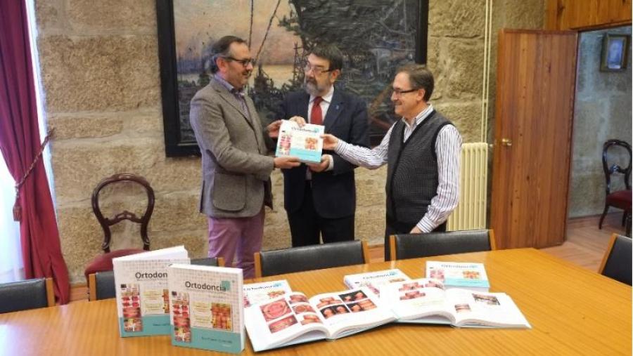 De esquerda a dereita, David Suárez, Juan Gestal e Xosé Regos, no momento da entrega. Foto: Servimav-USC De esquerda a dereita, David Suárez, Juan Gestal e Xosé Regos, no momento da entrega. Foto: Servimav-USC