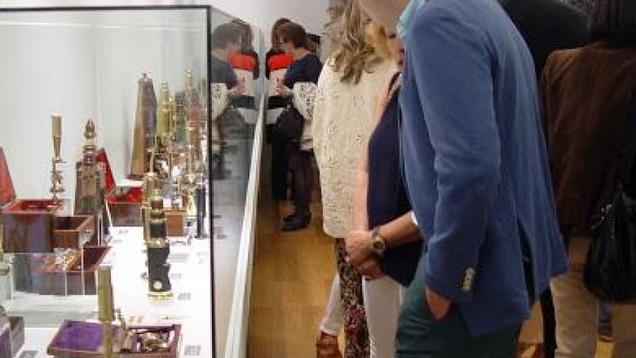 O Museo de Historia Natural da USC reúne por primeira vez na historia dúas xoias que representan a orixe da microscopía O Museo de Historia Natural da USC reúne por primeira vez na historia dúas xoias que representan a orixe da microscopía