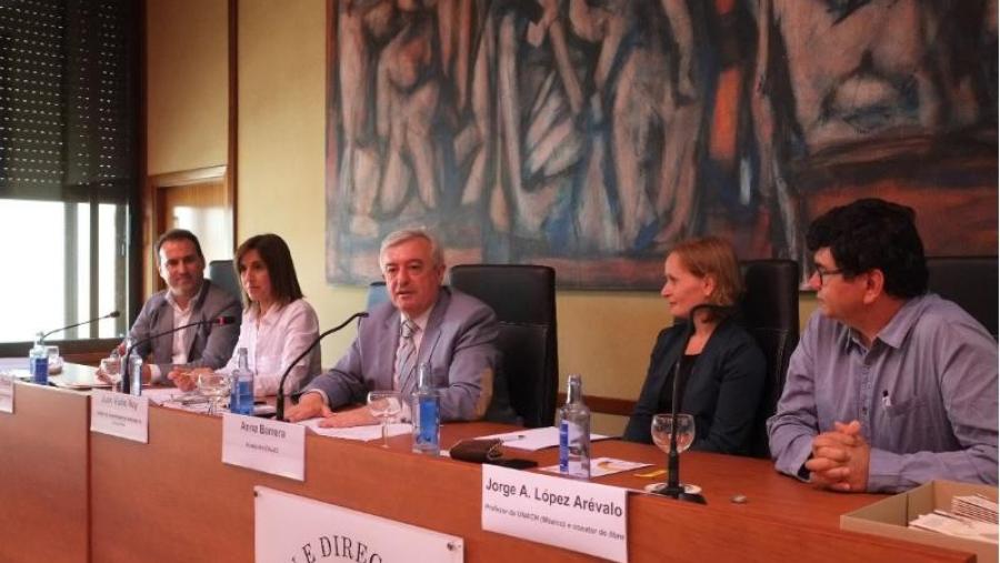De esquerda a dereita, Óscar Rodil, Emilia Vázquez, Juan Viaño, Anna Barrera e Jorge López (Foto: SERVIMAV-USC) De esquerda a dereita, Óscar Rodil, Emilia Vázquez, Juan Viaño, Anna Barrera e Jorge López (Foto: SERVIMAV-USC)