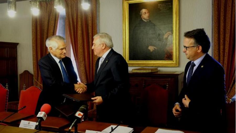 Juan Viaño e Álvaro Rodríguez saúdanse en presenza do vicerreitor Javier Bueno (Foto: SERVIMAV-USC) Juan Viaño e Álvaro Rodríguez saúdanse en presenza do vicerreitor Javier Bueno (Foto: SERVIMAV-USC)