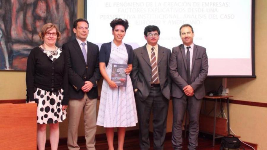 Diana Morales, no centro, acompañada dos membros do tribunal avaliador e do director da tese, Óscar Rodil (á dereita) Diana Morales, no centro, acompañada dos membros do tribunal avaliador e do director da tese, Óscar Rodil (á dereita)