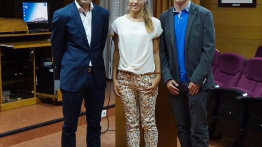 A doutora Paula Vélez co profesor Ángel García (á súa dereita) e José María García Acuña A doutora Paula Vélez co profesor Ángel García (á súa dereita) e José María García Acuña