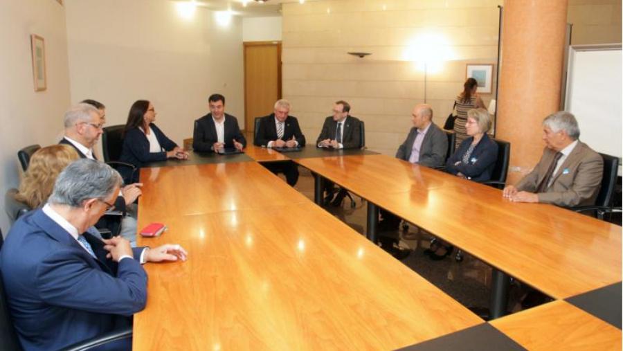 No encontro co conselleiro, o reitor estivo acompañado da decana da Facultade así como dunha representación do profesorado do centro. Foto: Xunta No encontro co conselleiro, o reitor estivo acompañado da decana da Facultade así como dunha representación do profesorado do centro. Foto: Xunta
