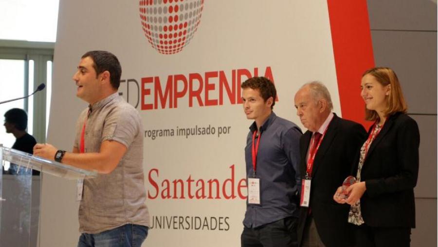 O equipo de GenDR recollendo o seu premio en Spin2016 (Foto: RedEmprendia) O equipo de GenDR recollendo o seu premio en Spin2016 (Foto: RedEmprendia)