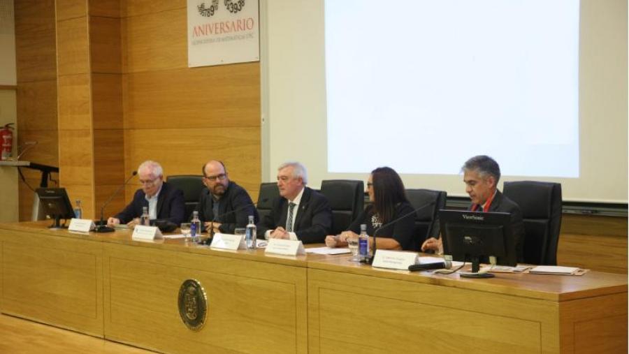 De esquerda a dereita, Francisco Marcellán, Martiño Noriega, Juan Viaño, Victoria Otero e Adérito Araújo. Foto: Servimav-USC De esquerda a dereita, Francisco Marcellán, Martiño Noriega, Juan Viaño, Victoria Otero e Adérito Araújo. Foto: Servimav-USC