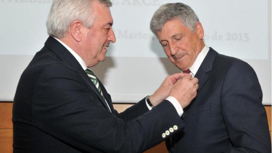 O reitor impúxolle o ano pasado a Alberto Arce (á dereita) a Insignia de Ouro da USC (Foto: Santi Alvite) O reitor impúxolle o ano pasado a Alberto Arce (á dereita) a Insignia de Ouro da USC (Foto: Santi Alvite)